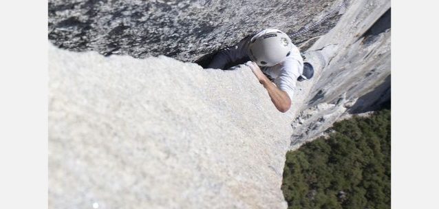 ホロー・フレークのピッチを這い上がるマーク・シーロス。Photo: ©Dave N. Campbell