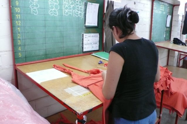 コロンビアの工場品質監査人がパタゴニアの製造過程を検査する様子。