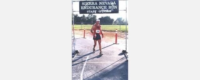 完走した多くのレースのひとつにてフィニッシュラインを通過するミラン。写真提供:Ultra Signup.com.