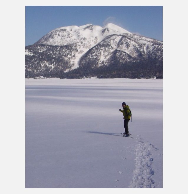 スノートレッキングで燧ケ岳を望む。残雪の尾瀬沼 写真:藤堂 光樹