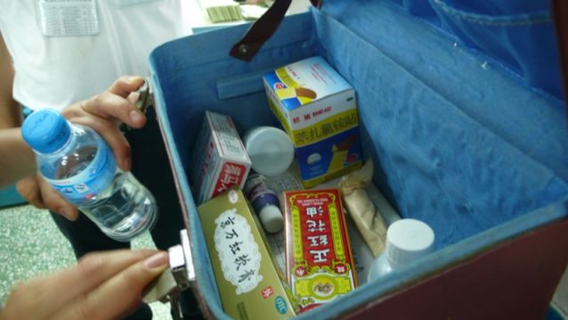 中身のきちんと揃った応急手当箱の常設は、安全基準を満たすために必要な多くの条件のひとつ。Photo: Cara Chacon