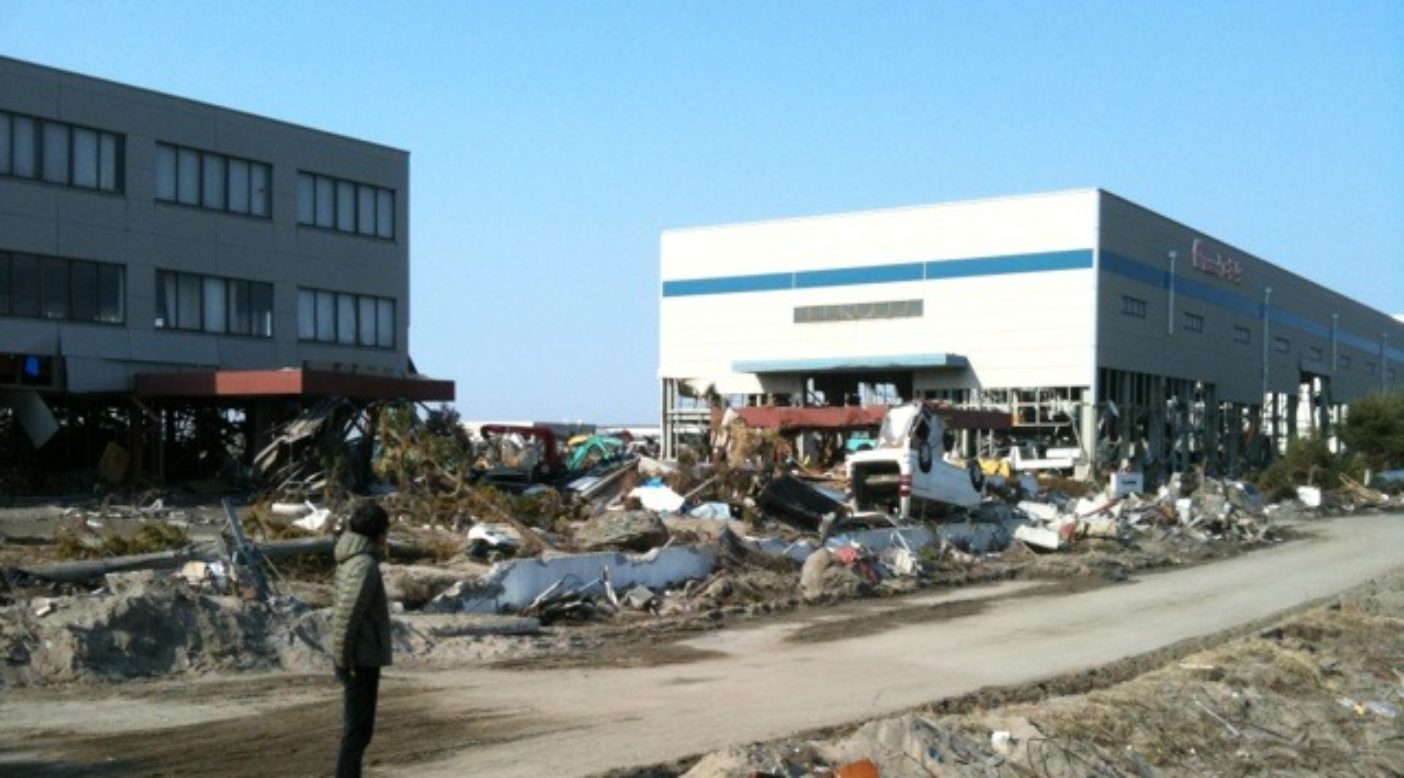 被災地を訪れる辻井、仙台新港周辺。写真:パタゴニア日本支社