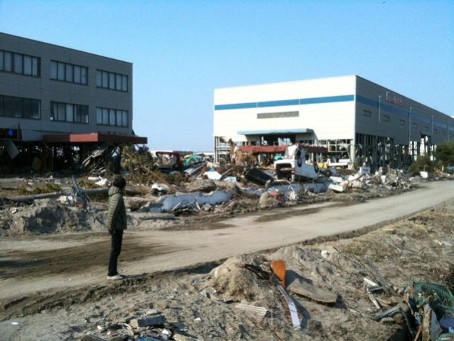 被災地を訪れる辻井、仙台新港周辺。写真:パタゴニア日本支社