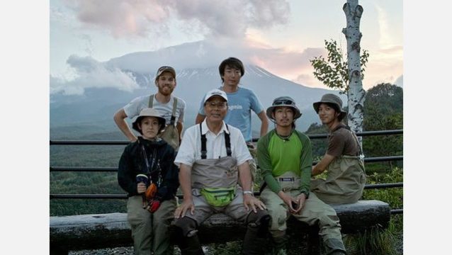 写真前列(左から右):吉祥寺ストアの伊藤 円、石垣先生、吉祥寺ストアの桑原 健人、横浜ストアの金子 達也。後列:テンカラUSA創始者のダニエル・W・ガルハルド、横浜ストアの神田 順。Photo: Daniel W Galhardo