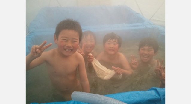 バイオマス(薪ボイラー)のお風呂に入る子供たち。大槌町 写真:つながり・ぬくもりプロジェクト