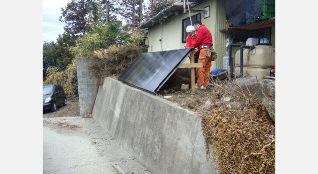 Oさん宅で設置中の太陽光発電。陸前高田市 写真:つながり・ぬくもりプロジェクト