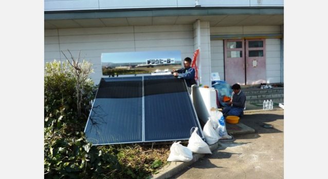 高館小学校(避難所)に設置した太陽熱温水器。名取市 写真:つながり・ぬくもりプロジェクト
