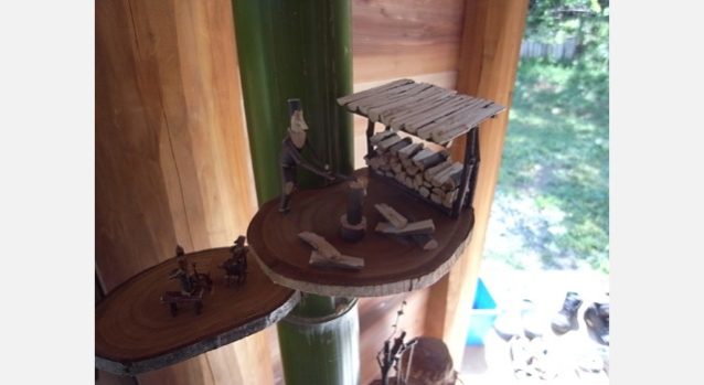 小枝で作られた木人アート。大きさは約3cmほど