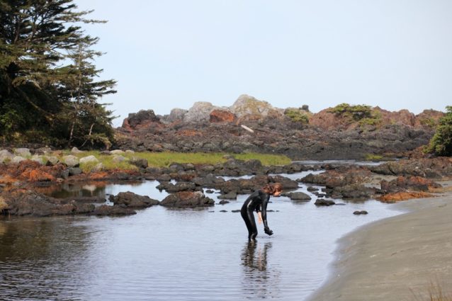 テン場の裏の川でサーフィンのあと体を洗う。Photo: Malcolm Johnson