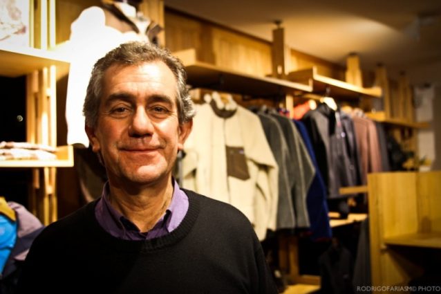 ホアン・パブロ・オレゴ、パタゴニアのエル・ゴルフ店にて。Photo: Rodrigo Farias