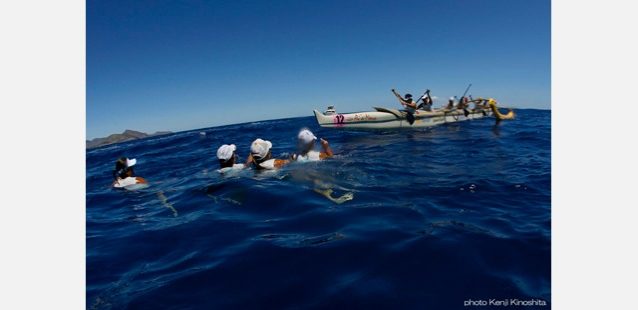 ウォーターチェンジ待ち。海に浮かび、カヌーに乗り込む瞬間を伺う。