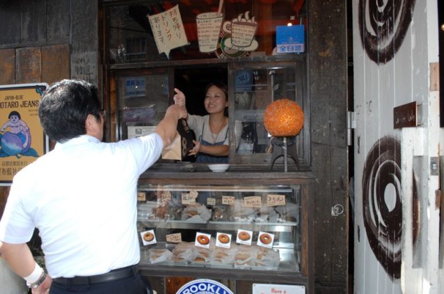 ケンジーズドーナツの1号店。もとはバーだったところで、いまはドーナツを売る。Photo: Mark Shimahara