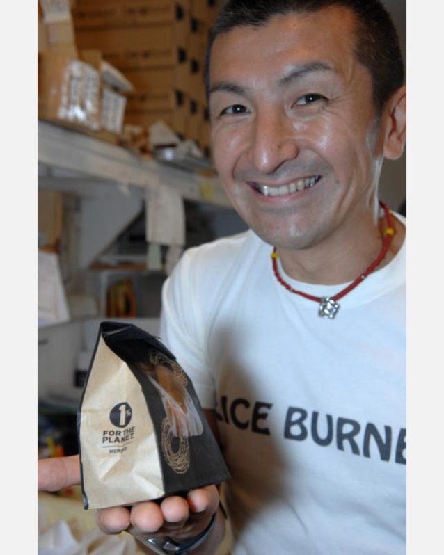 友人のケンジは彼の博多のお店で僕のお気に入りのドーナッツを作らないかと誘ってくれた。彼のお店は1%・フォー・ザ・プラネットに参加している。