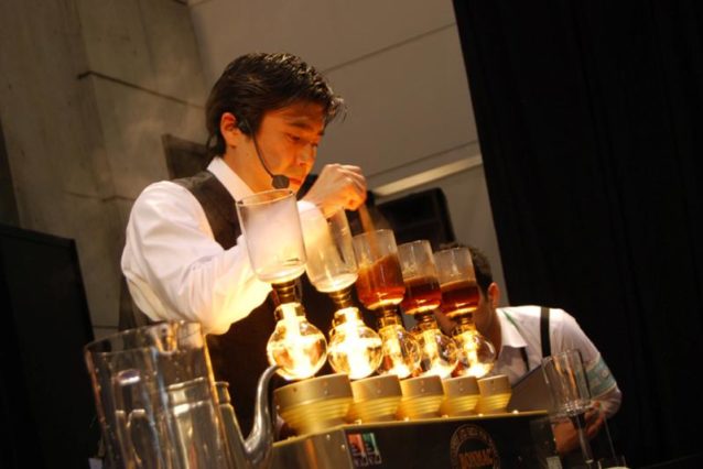 そして僕はワールドサイフォニストチャンピョンシップで競った。コンテストはサイフォン方式で4杯のコーヒーとシグネチャービバレッジを作るというものだった。写真:日本スペシャルティコーヒー協会提供