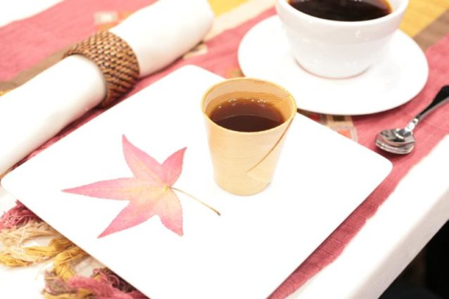 僕のシグネチャービバレッジはイチジクのネクターで風味をつけたコーヒーに柑橘系の香りと、苦味を取るために微妙の塩を加えたもので、スギのカップで出した。写真:日本スペシャルティコーヒー協会提供