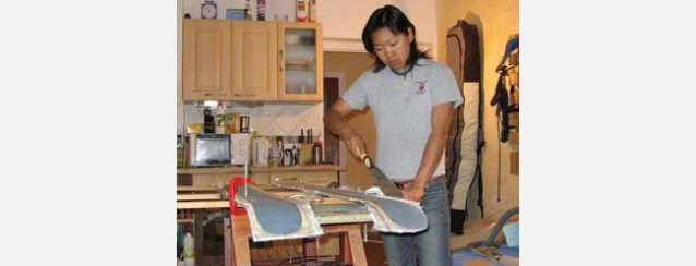木の中核にトップシートとベース素材が貼られたあとは、より繊細なカットのために台所の作業場に戻る。Photo: Miyazaki/Greenhall collection