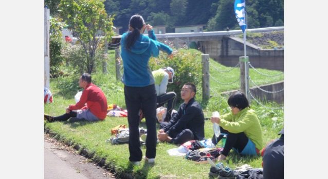 ウォーミングアップしながら福田の到着を待つ宮川。66キロ地点、笹ヶ峰高原乙見湖。写真:パタゴニア日本支社