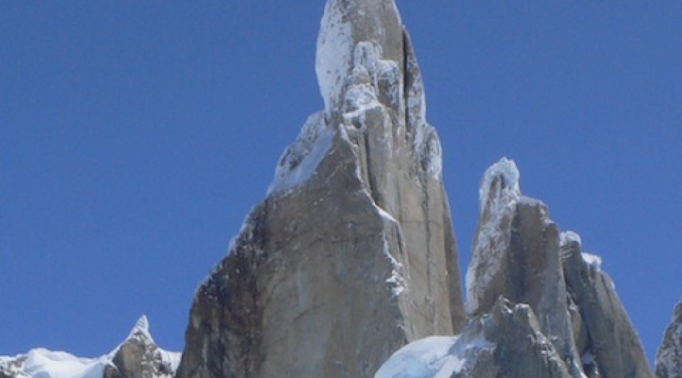 セロ・トーレ。南東稜は(カメラに向かって)写真中央にある山稜を登る。ルートの取り付きは見えないが、右側にある山稜の基部にある巨大な雪塊だ。Photo: Kelly Cordes