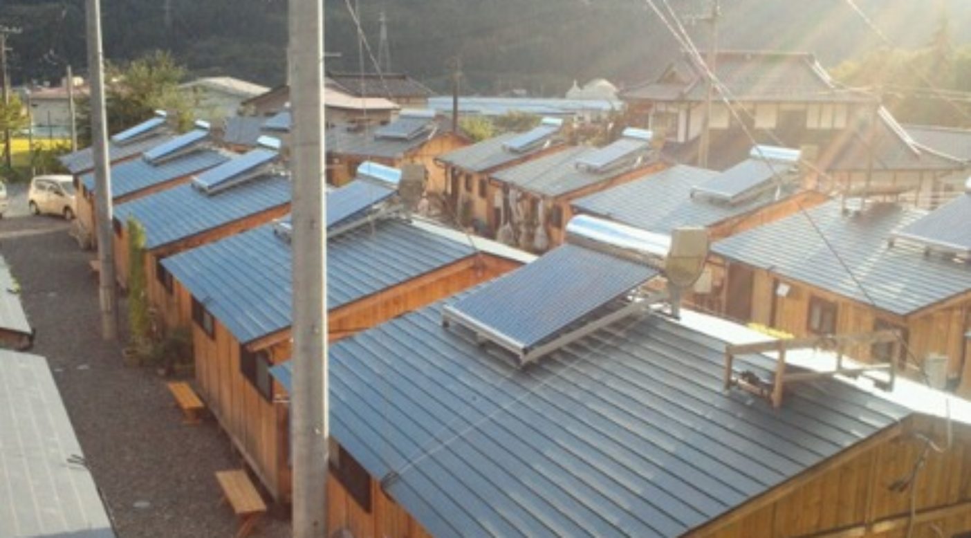 「つながり・ぬくもりプロジェクト」による岩手県住田町の木造仮設住宅への太陽熱温水器設置。写真:つながり・ぬくもりプロジェクト