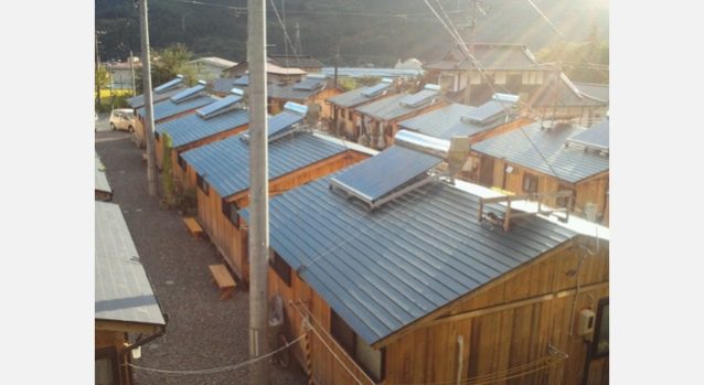 「つながり・ぬくもりプロジェクト」による岩手県住田町の木造仮設住宅への太陽熱温水器設置。写真:つながり・ぬくもりプロジェクト