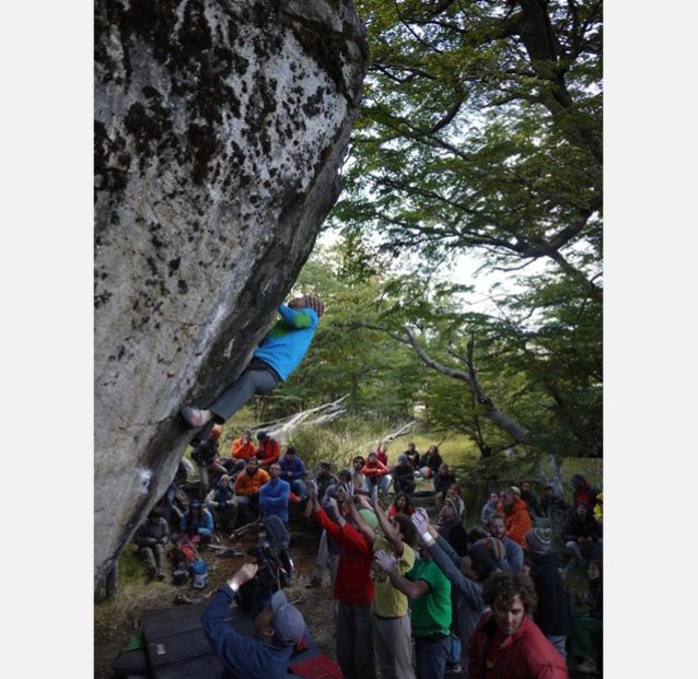 Team Effort! 無名課題(V8)を登る横山勝丘。写真:デラ