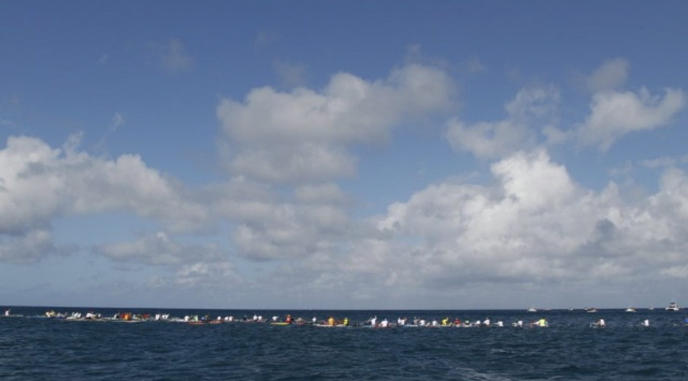 97人のパドラーたちがまだ見えぬオアフ島に向かってスタートする。写真:木下健二