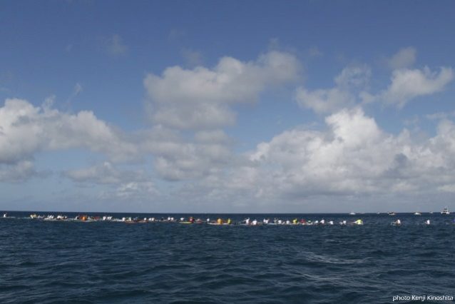 97人のパドラーたちがまだ見えぬオアフ島に向かってスタートする。写真:木下健二