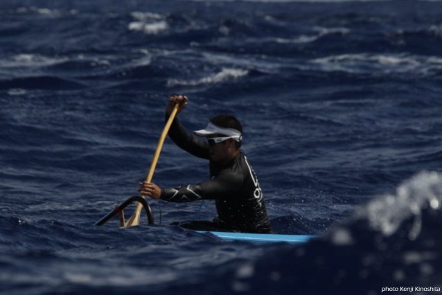 海流、うねり、風を感じながらKaiwi海峡を渡る。写真:木下健二