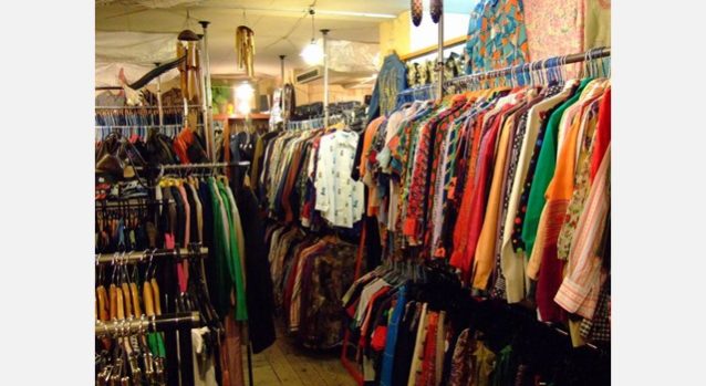 古着の山から掘り出して、細かいところを検品したり直したあと店頭に並べる。写真:小泉 壱徳