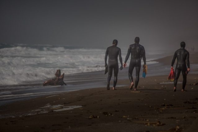 流れをやりすごすために後戻るカノア、ダニー・ヘス、そして僕。Photo: Kanoa, Kellen, Dan