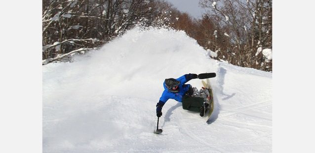 チェアの重さを生かしたターン。写真:藤村直樹