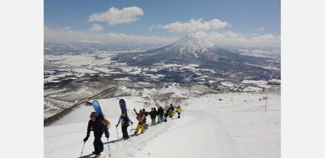 友人たちの力を借りてアンヌプリ山頂へ。写真:藤村直樹