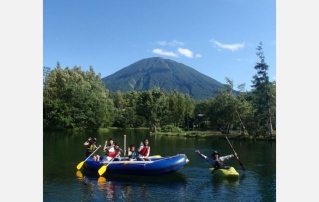 羊蹄山の湧水の池でラフティングツアー。Photo: Youtei Outdoor