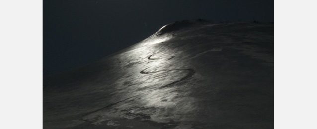 「クローム金属のような光を発した」斜面に残された「黒いシュプール」 キャプチャー:『icon 7』より