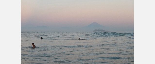 めったに立たない鎌倉の台風ウェイブ。自分の生まれ育ったところ、それも普段あまり波が立たないところで良い波に当たることは格段うれしい。混雑する前にと朝4時に家を出て15分ほどパドルアウトしたころ、やっと波が見えるくらいの明るさになって、ぼんやりとピンク色に浮かび上がる富士山の美しさ。昔からここで波に乗るレジェンドたちのサーフィンを見ながら、私もその歳になったら好きな波に乗らせてもらえるよう、それまでがんばって体力とモチベーションをキープしようと決心した。写真:岡崎 友子