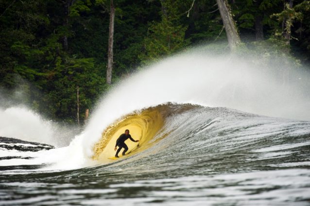 このボートではただ独りグーフィーフッターのクリス・マロイがカメラをはなれ、レフトの波を試す。Photo: Dean Azim