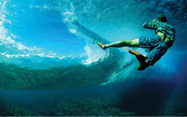 タヒチでのキース・マロイ、52ページ。Photo: Chris Burkard