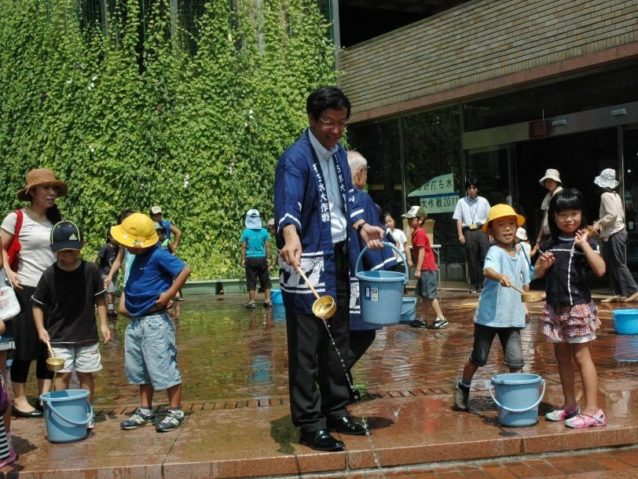 市庁舎の緑のカーテンと打ち水。写真:武蔵野市