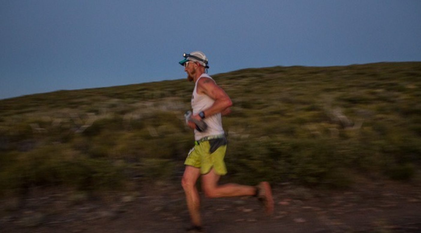 「2013 San Diego 100 Mile Endurance Run」で勝利への道をいくパタゴニア・アンバサダーのジェフ・ブラウニング Photo: Jeff Johnson