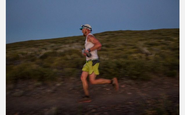 「2013 San Diego 100 Mile Endurance Run」で勝利への道をいくパタゴニア・アンバサダーのジェフ・ブラウニング Photo: Jeff Johnson
