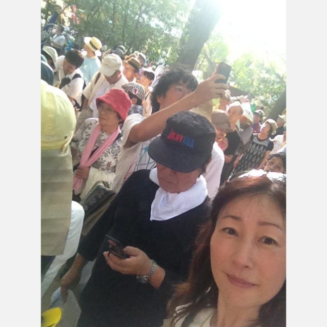 日比谷公園から出発する原発再稼働反対のデモ行進にて、「エネルギー基本計画」へのパブコメに参加を呼び掛けるちらしを配布中の寺倉聡子。写真:寺倉聡子