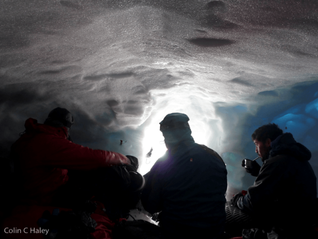パタゴニアの南氷冠の雪洞でマテ茶を分け合うレオ、マックスとルチョ。Photo: Colin Haley