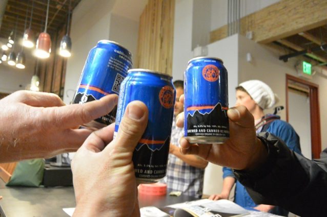パタゴニアのベンドストアにてオーガニックビールで乾杯 写真:辰己 博実