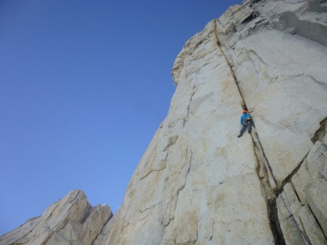 ティト・カラスコ西壁「Atari」3ピッチ目(5.12a)を登る増本亮。写真:横山 勝丘