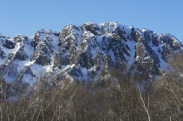戸隠の山塊。稜線からボトムへと続く滑走可能ラインは少ないが、あることはある。写真:松尾憲二郎