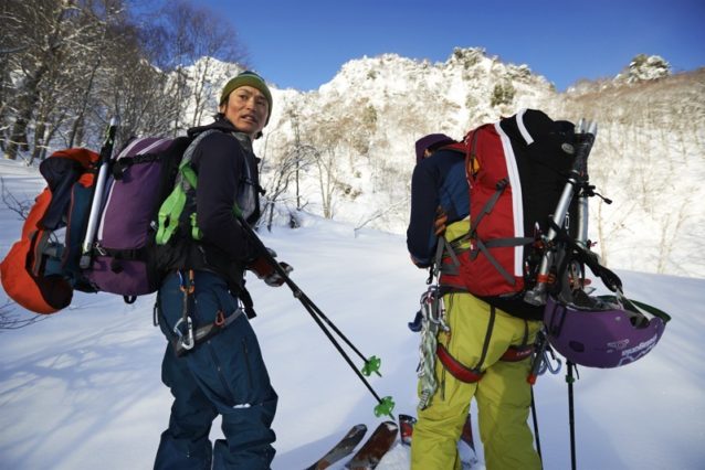 まだ見えぬルンゼを地図で確認する2人。左:狩野、右:島田。写真:松尾憲二郎