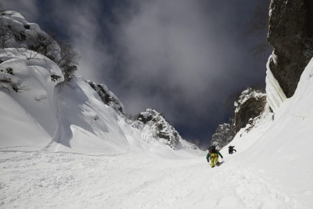 ラッセルの先頭に立つ狩野と島田。雲は風に流され、このルンゼ内にも出入りを繰り返す。写真:松尾憲二郎