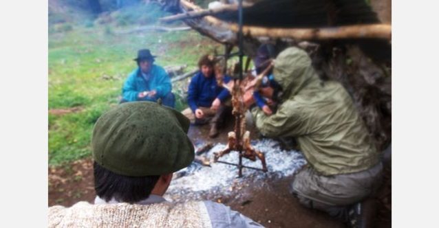 秘密の場所にあるはじめての川で雨の長い1日を過ごしたあと、馬にまたがる正真正銘のアルゼンチンのガウチョたちと子羊のアサドをいただく。写真:RC・コーン提供