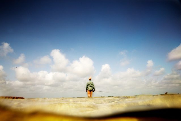 ボーンフィッシュを追うプレスコット・スミス。バハマのアンドロス島マスティック・ポイントの干潟にて。写真:RC・コーン提供