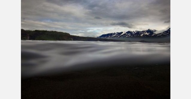 暗い威圧的な天候はしばしばアイスランドのサーモン釣りの背景となる。写真:RC・コーン提供